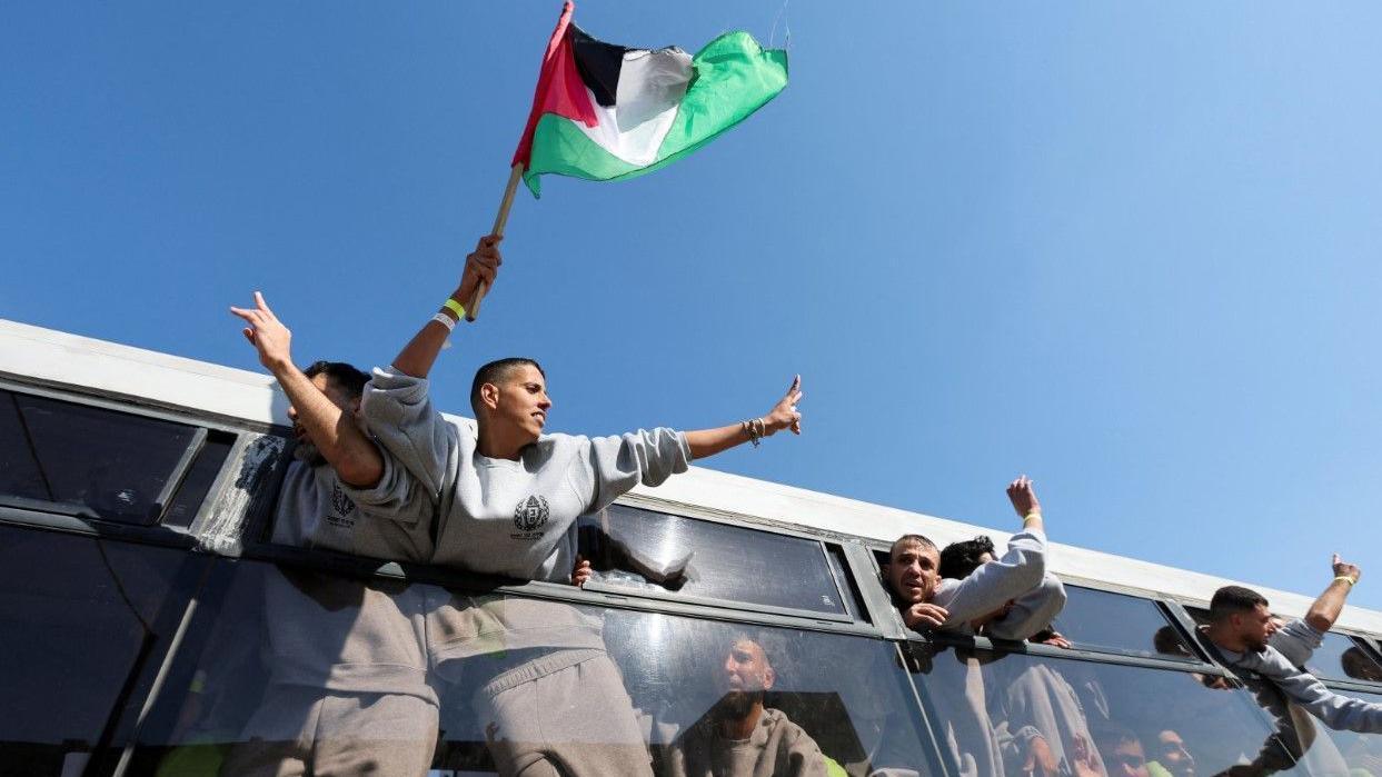 فلسطينيون مفرج عنهم ضمن عمليات تبادل الرهائن والسجناء بين إسرائيل وحماس.