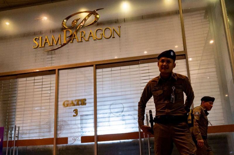 Seorang petugas keamanan berjaga di pintu masuk Mal Siam Paragon