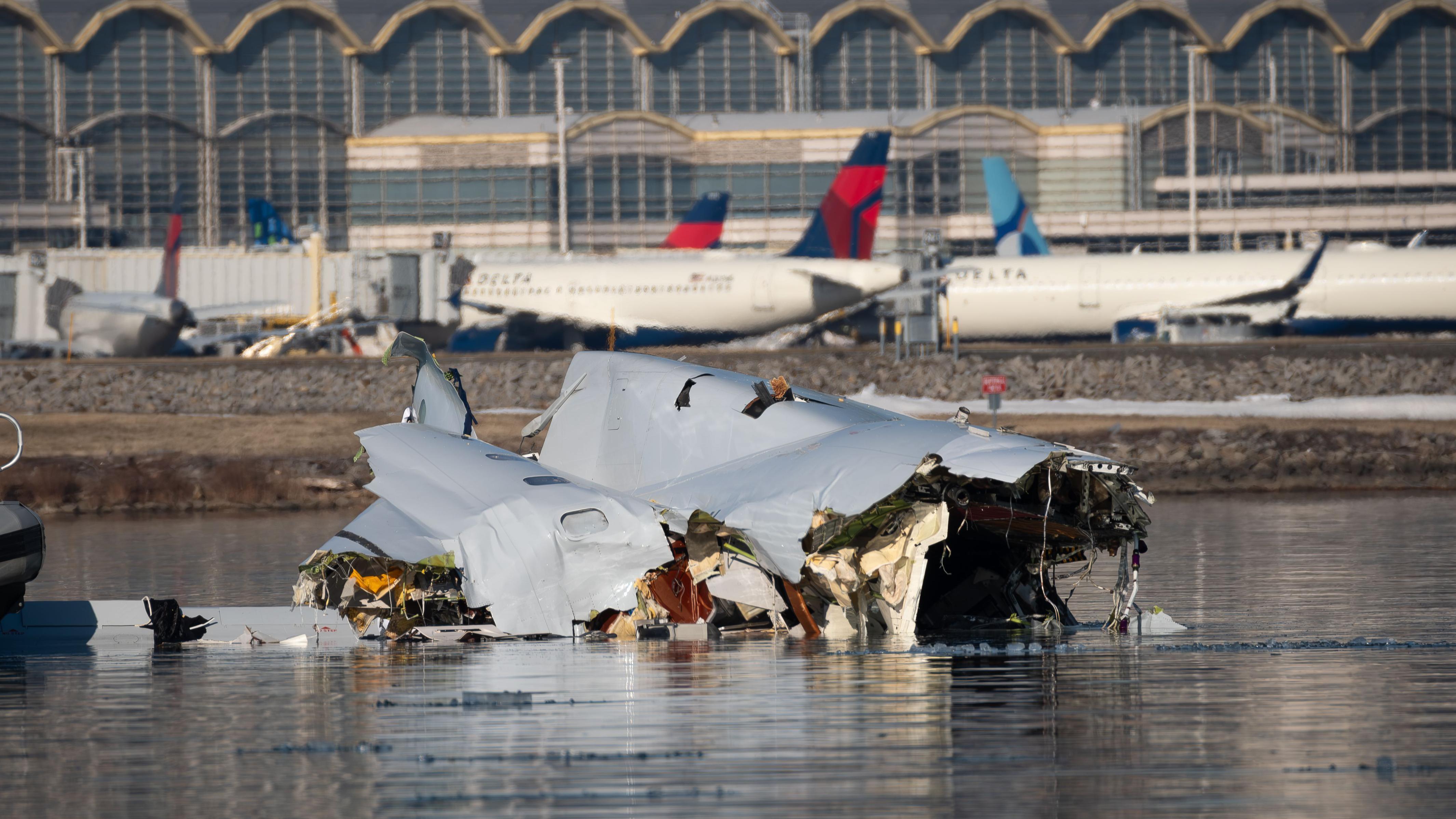 Restos del avión siniestrado en el Potomac. 