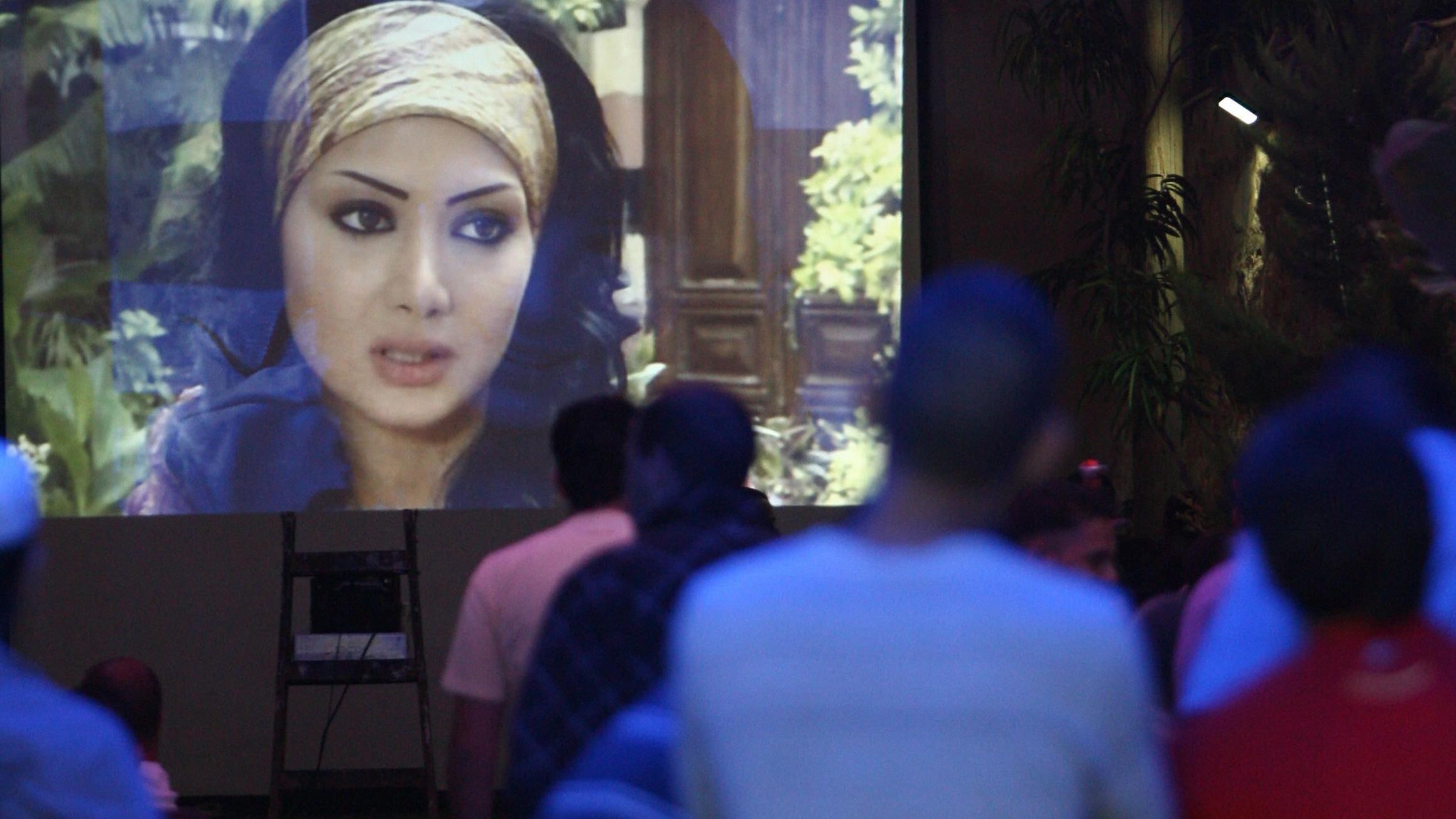 مشاهدة مسلسل تلفزيوني داخل قاعة