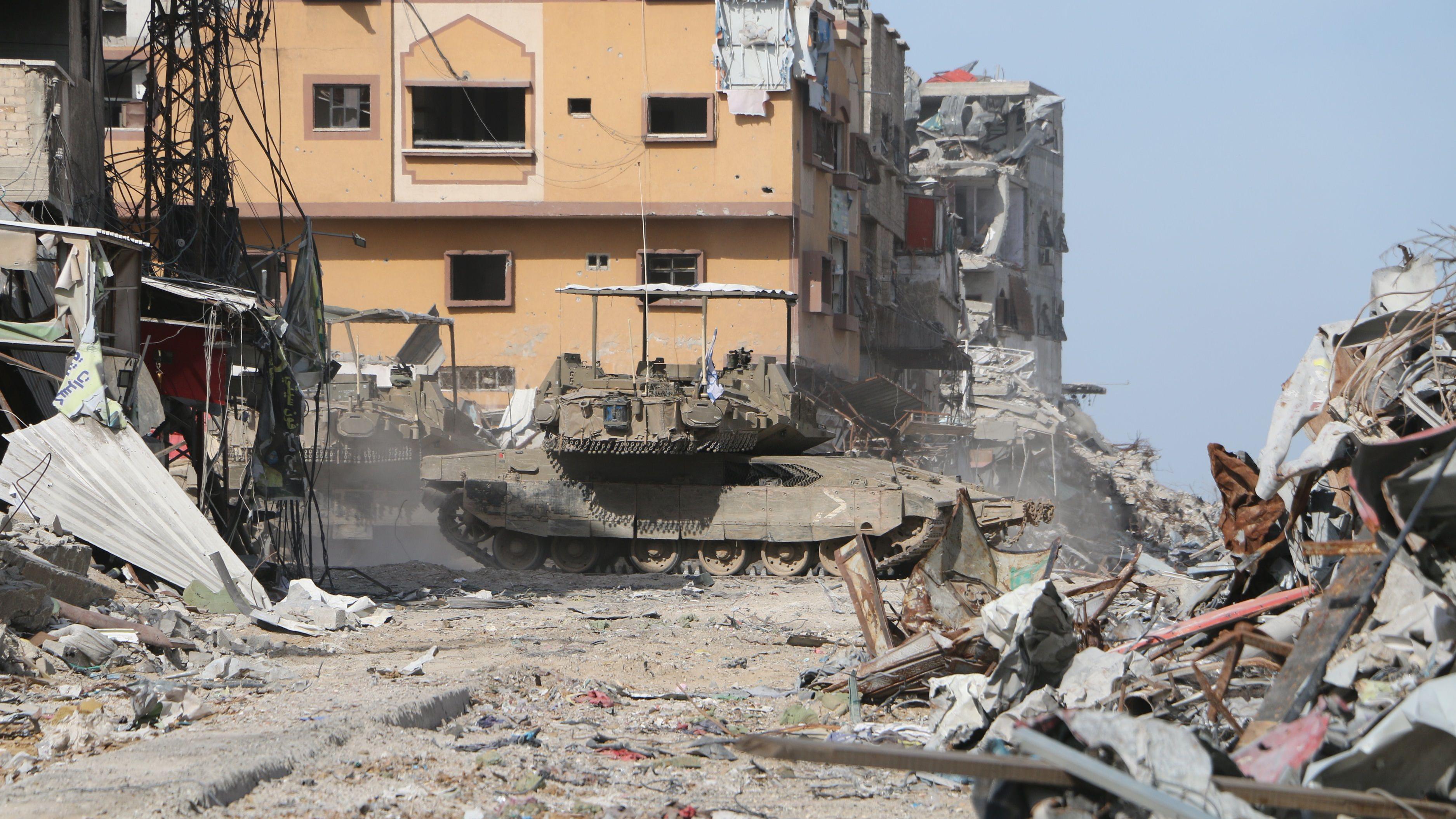 دبابات إسرائيلية خلال انسحابها من منطقة في رفح في جنوب قطاع غزة بعد التوصل لاتفاق بين حماس وإسرائيل