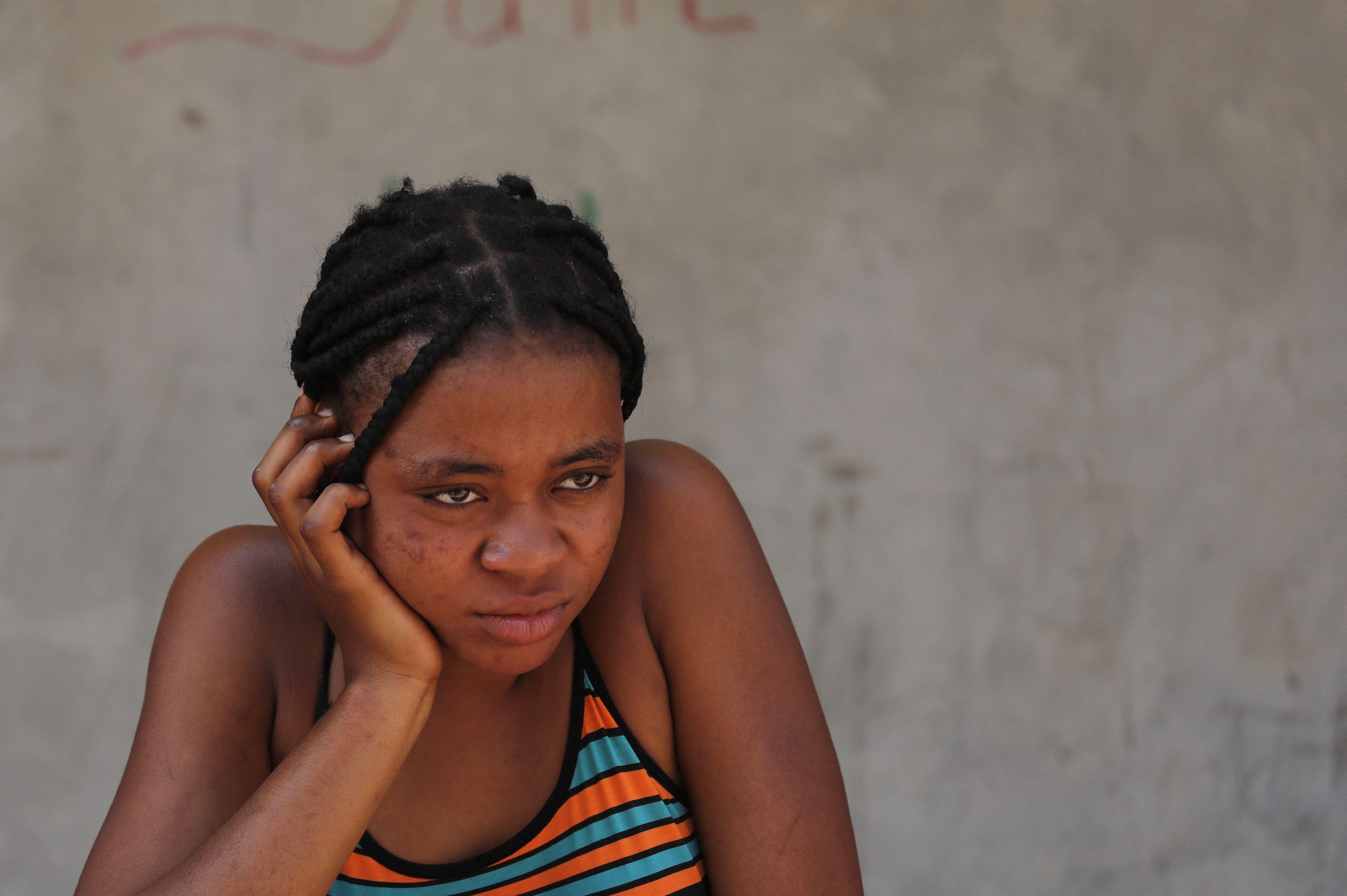 Una mujer observa desde su casa en Haití