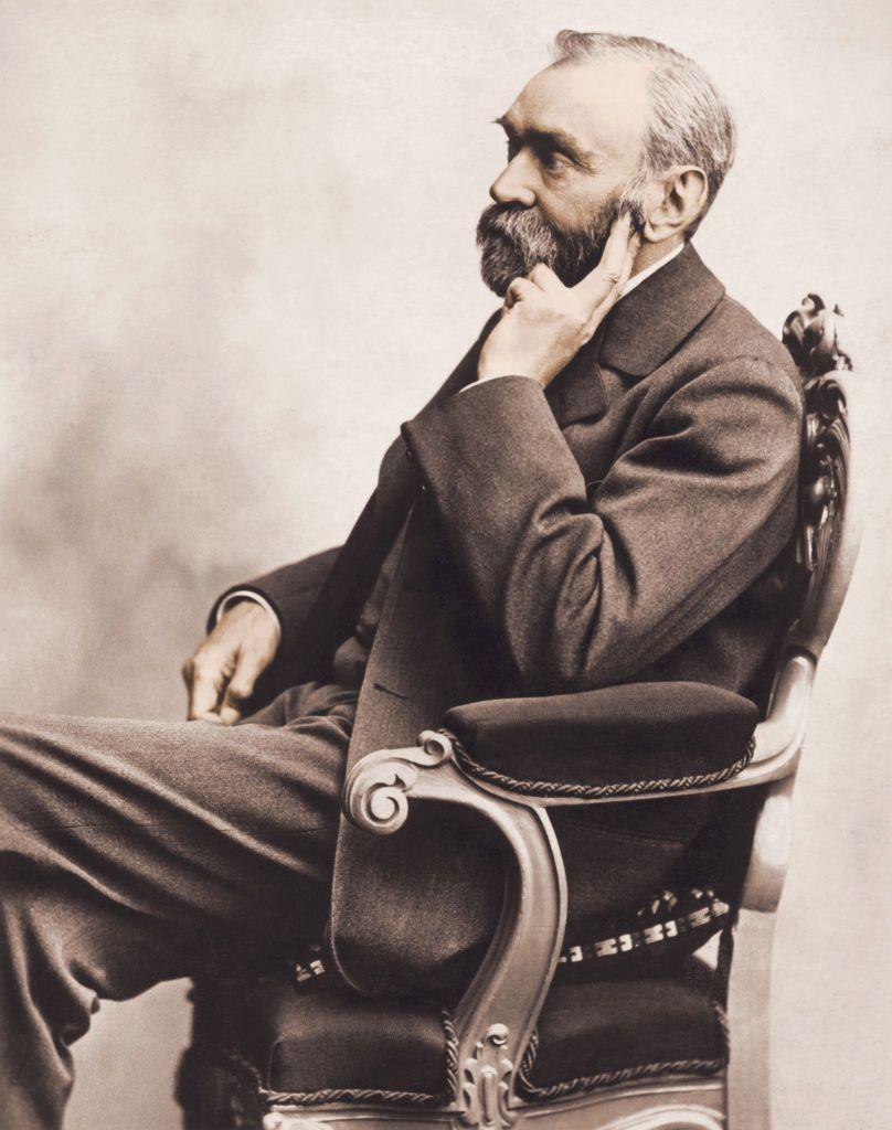 المخترع السويدي ألفريد نوبل وهو يجلس على كرسي، القرن التاسع عشر.