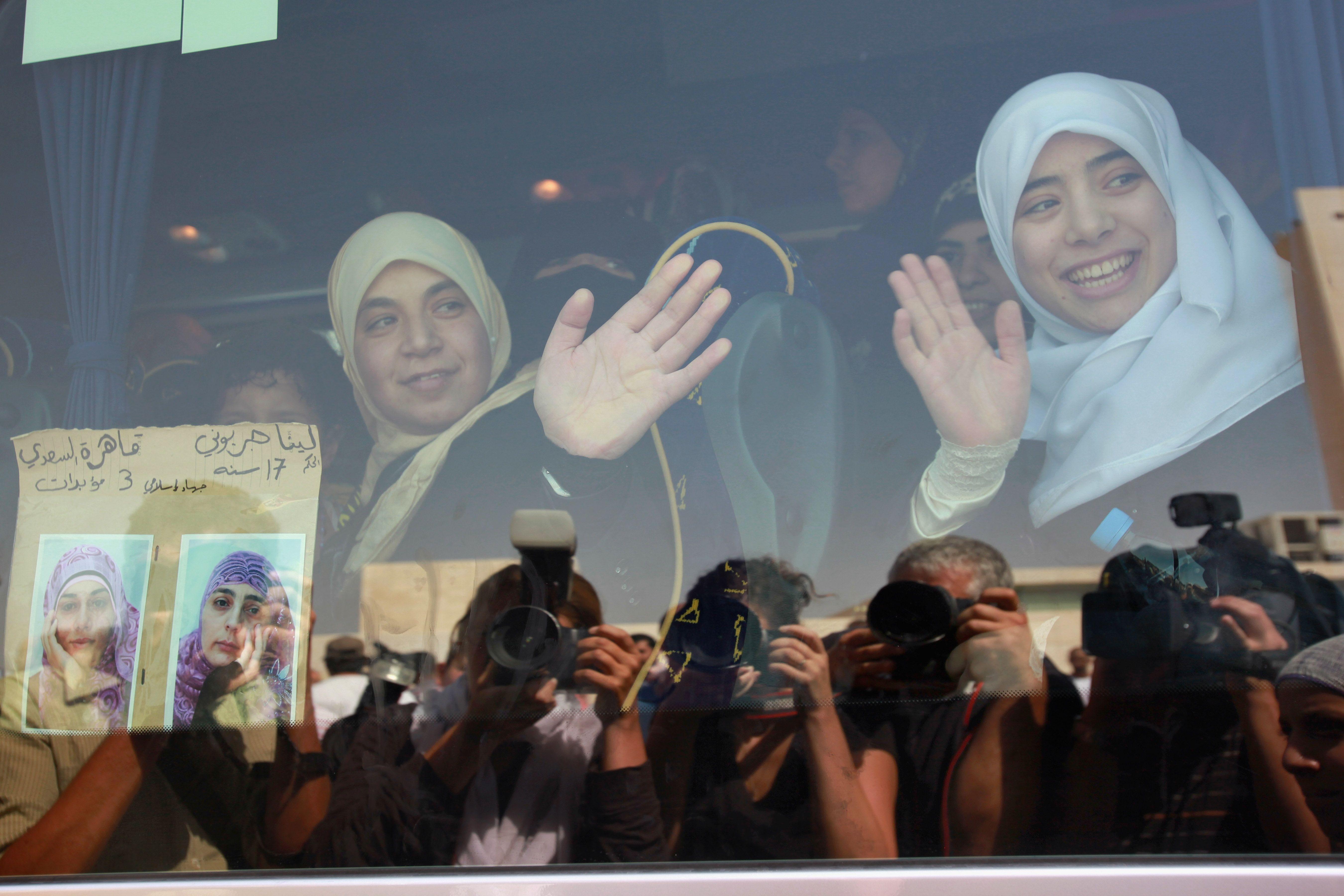 سجينات فلسطينيات مفرج عنهن في رام الله في الضفة الغربية التي تحتلها إسرائيل، في 2 أكتوبر/تشرين الأول 2009