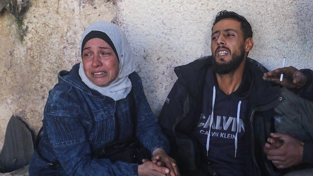 Una mujer y un hombre llorando