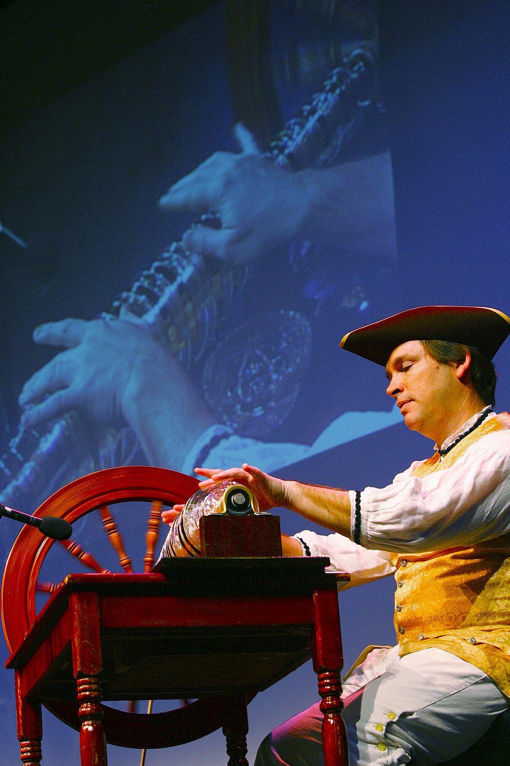 El músico Dean Shostak tocando una armónica de cristal