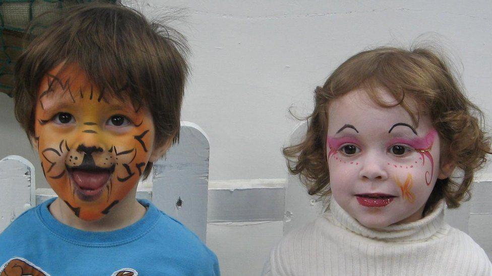 Matthew y Phoebe de niños con la cara pintada.