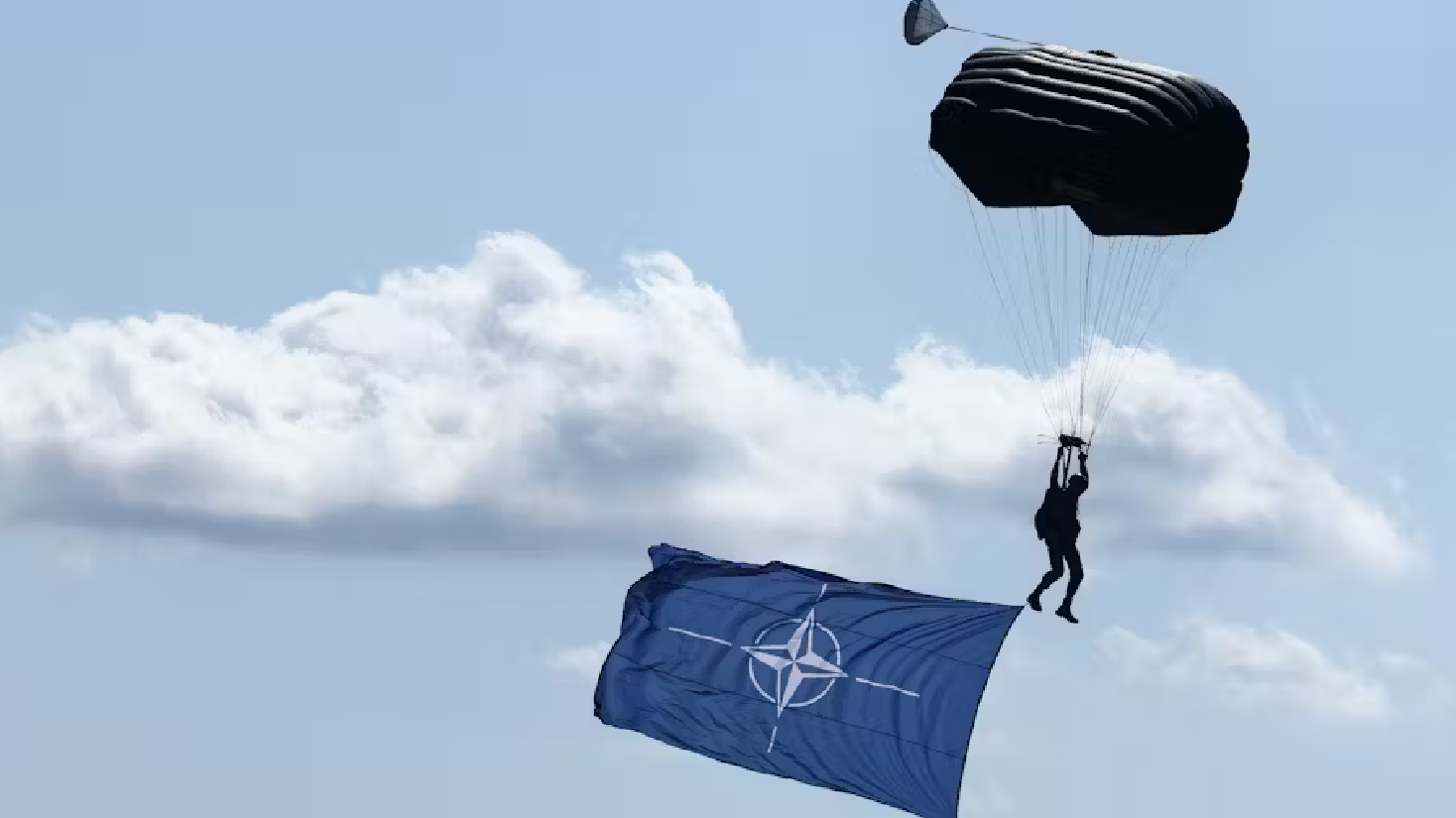 علم الناتو يهبط في مظلة
