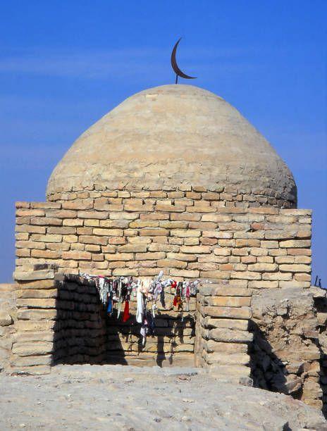 ضريح في مسجد سيد جمال الدين في أناو في تركمانستان وقد زار ابن بطوطة المنطقة في القرن الرابع عشر وروى قصص الشعوب التي عاشت هناك بما في ذلك تقاليدهم وأنشطتهم التجارية