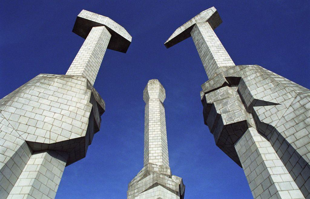 El monumento a la fundación del Partido de los Trabajadores, en Pyongyang.