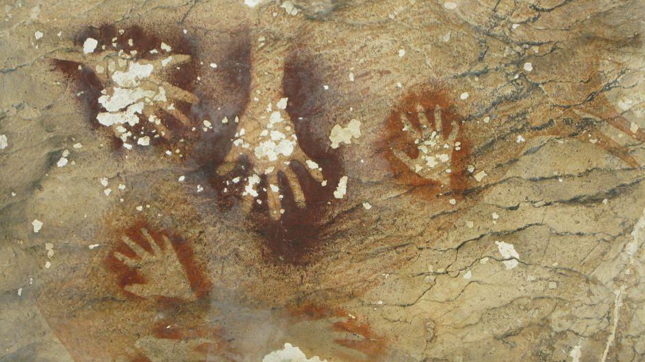 Pinturas à mão na caverna Sumpang Bita, Indonésia