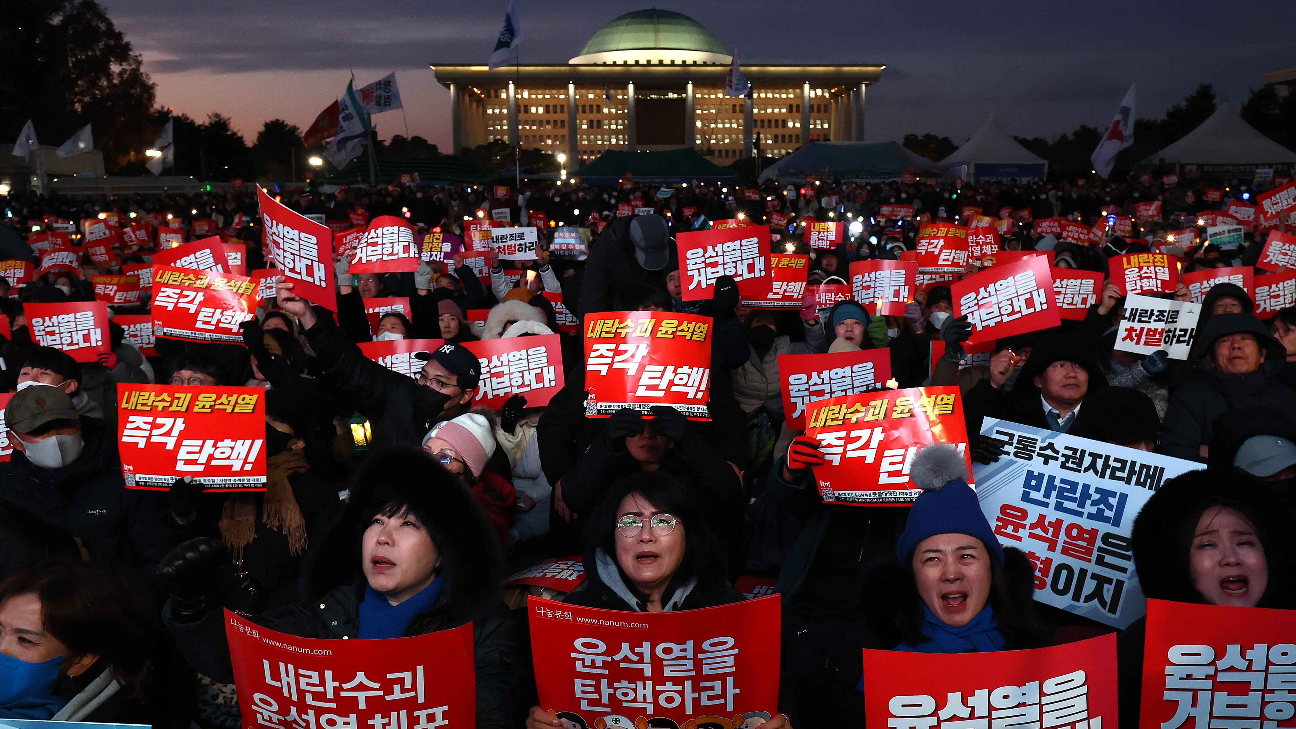 서울 여의도 국회 앞에서 윤석열 대통령 탄핵을 외치는 시위대