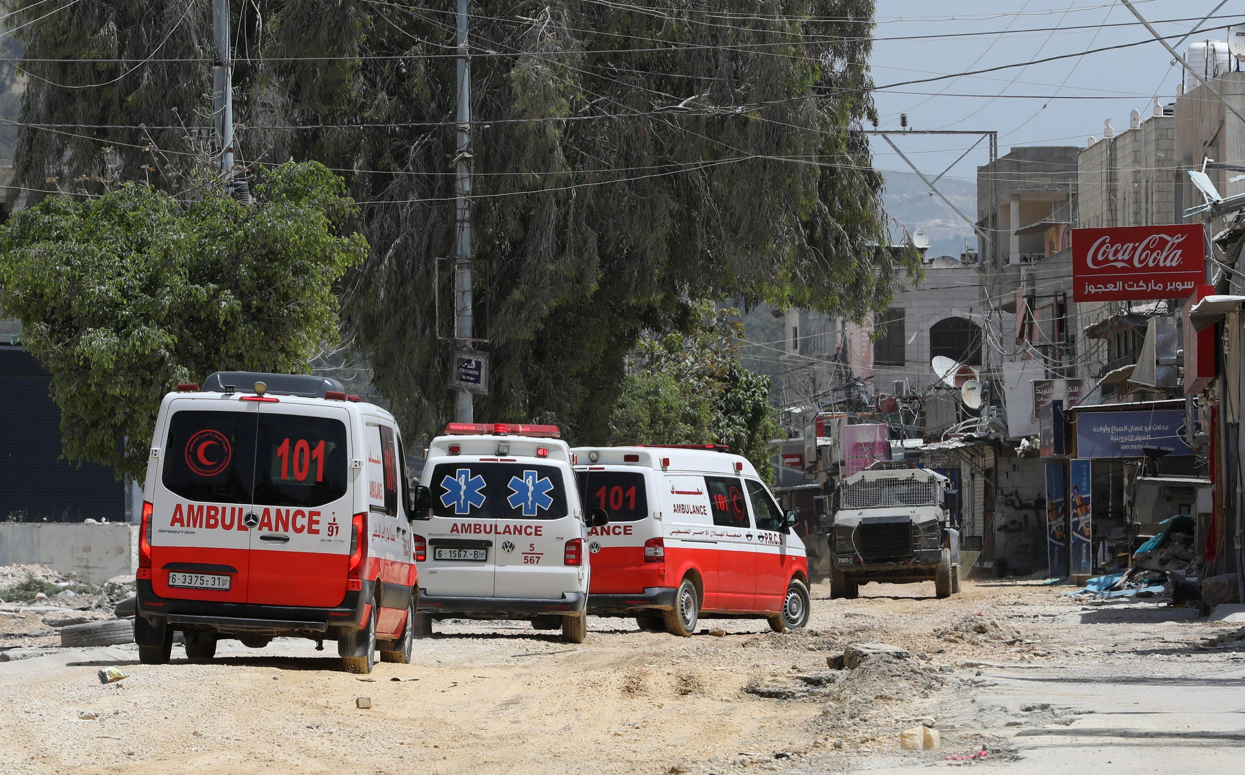 سيارات الإسعاف الفلسطينية تنتظر الحصول على إذن للعبور خلال عملية الجيش الإسرائيلي 