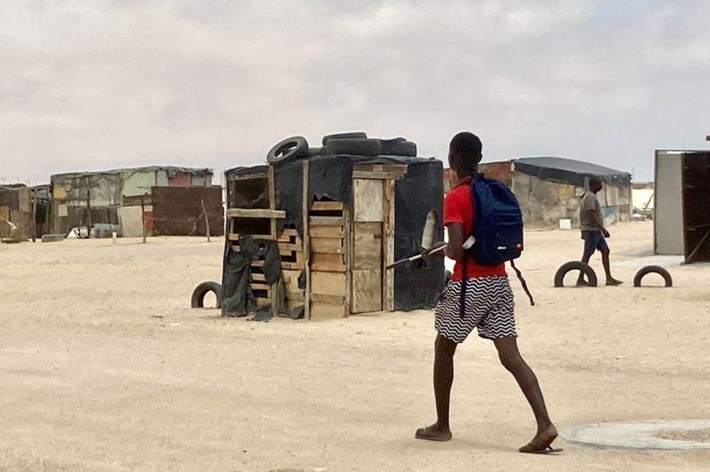 Barcos improvisados em praia