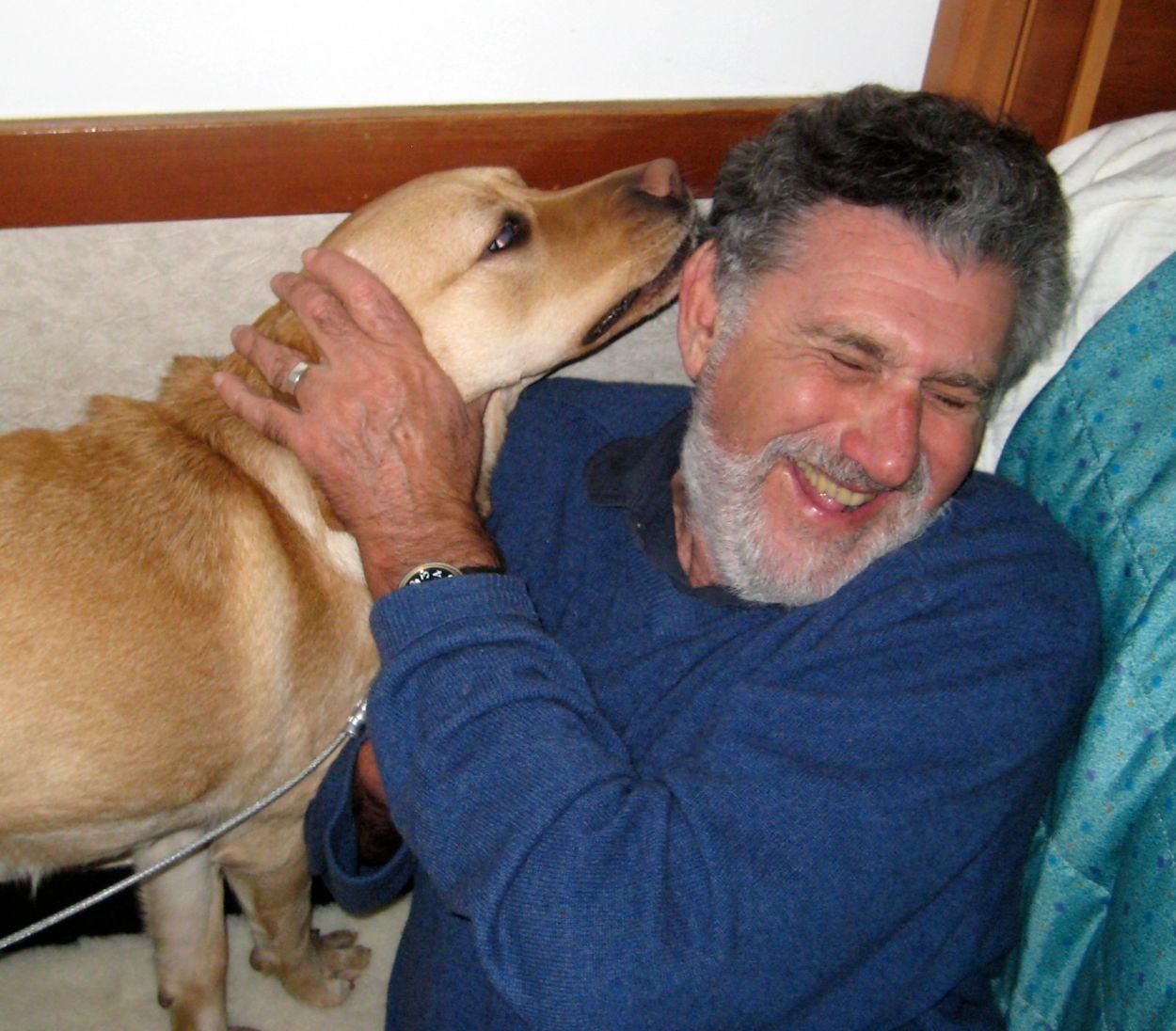 Elliot Aronson con su perro en 2011