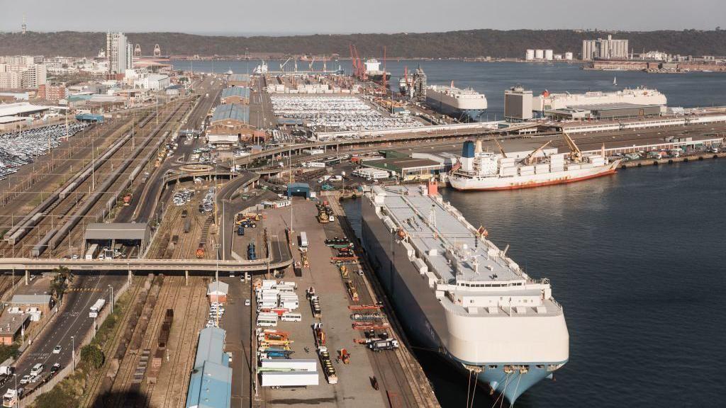 ميناء ديربان هو الأكبر في جنوب أفريقيا وواحد من أكبر الموانئ في العالم.