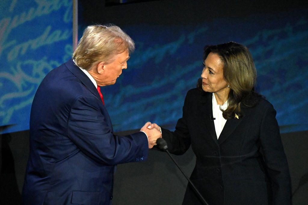 Donald Trump e Kamala Harris se cumprimentam durante debate presidencial