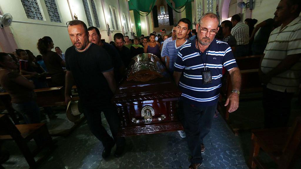 Hipólito Mora en el funeral de su hijo