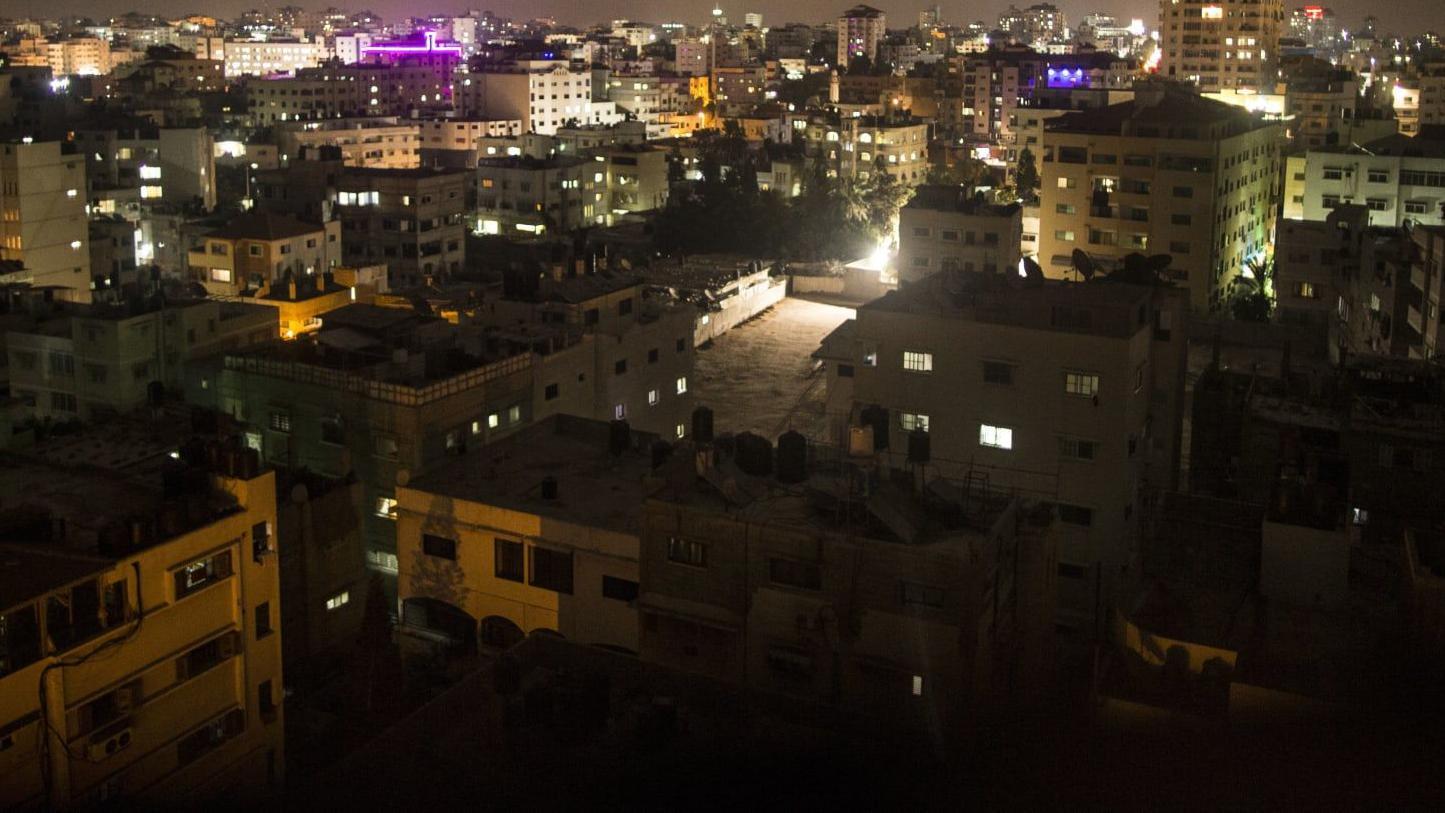 ما بين تغريدات السيسي والثانوية العامة، كيف سخر المصريون من انقطاع الكهرباء؟ 