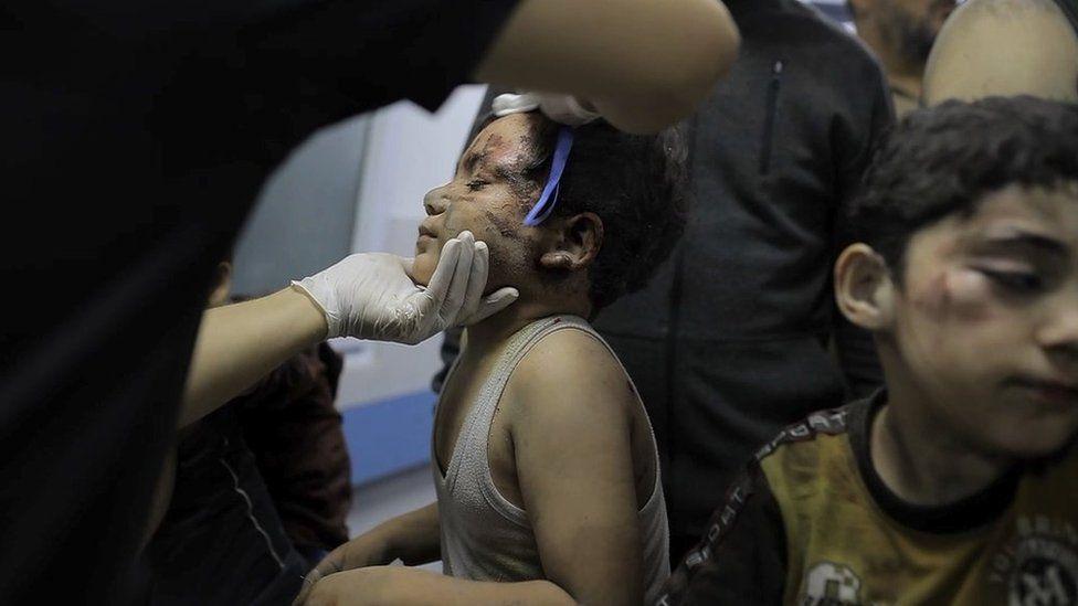 militer israel menjatuhkan bom di gereja Gaza
