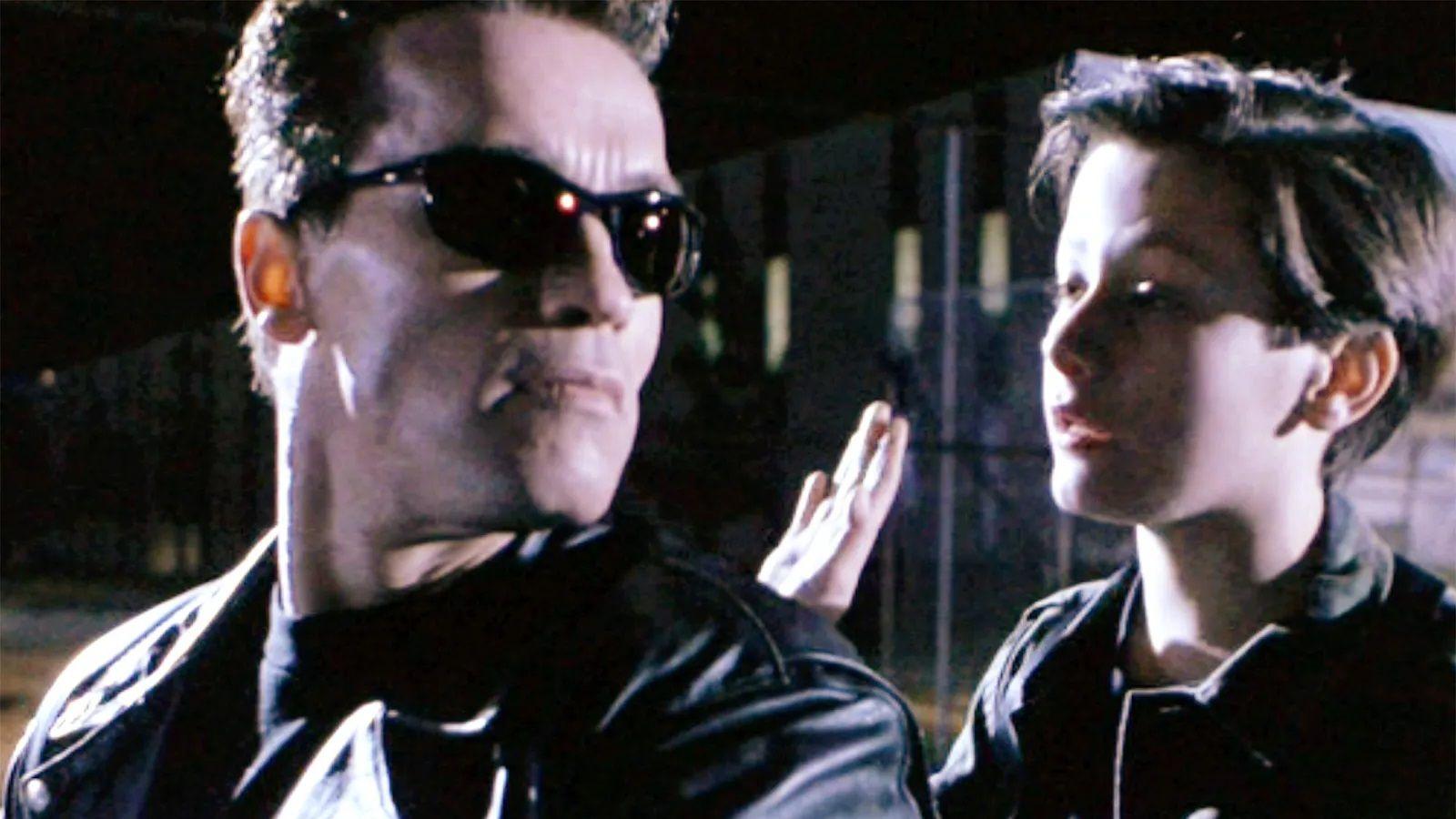 Arnold Schwarzenegger e Edward Furlong em cena de 'O Exterminador do Futuro 2'