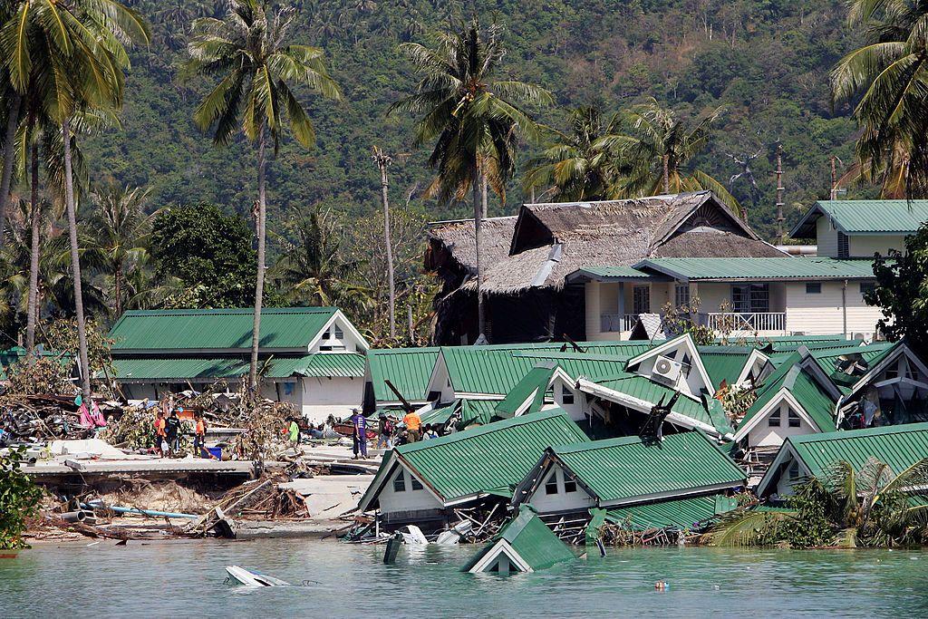 Um hotel à beira-mar é visto em escombros em 28 de dezembro de 2004 em Kho Phi Phi, Tailândia