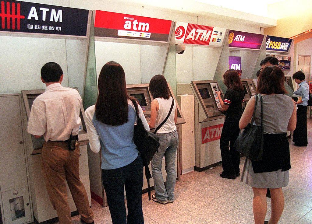 มีรายงานว่าประชาชนในหลายประเทศ รวมทั้งไทย บางส่วนแห่ถอนเงินในช่วงก่อนปีใหม่ 2000 เนื่องจากกังวลว่าระบบไอทีของธนาคารจะขัดข้อง