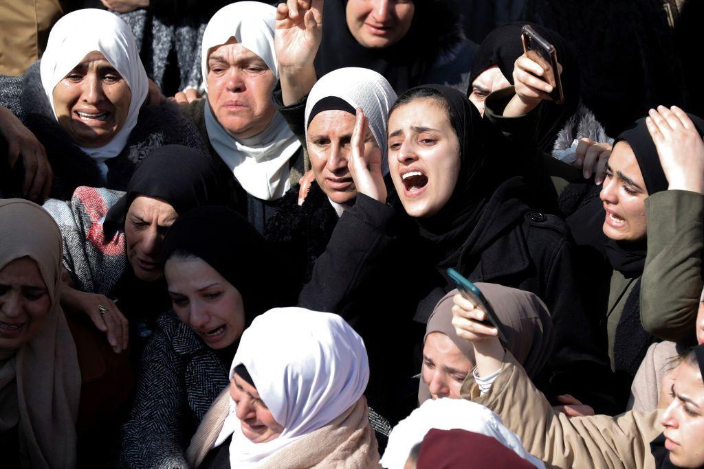 Mujeres palestinas se lamentan en el entierro de un ser querido en Gaza.