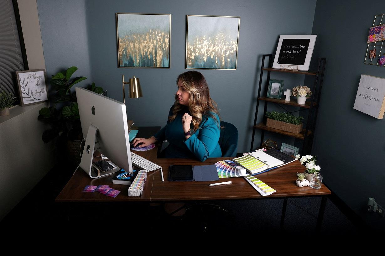 Lorie em frente ao computador no escritório