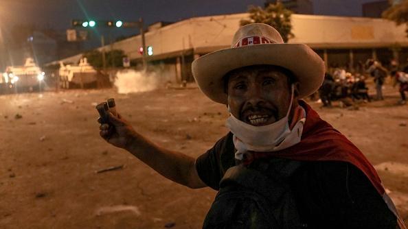 Manifestante durante ato no Peru