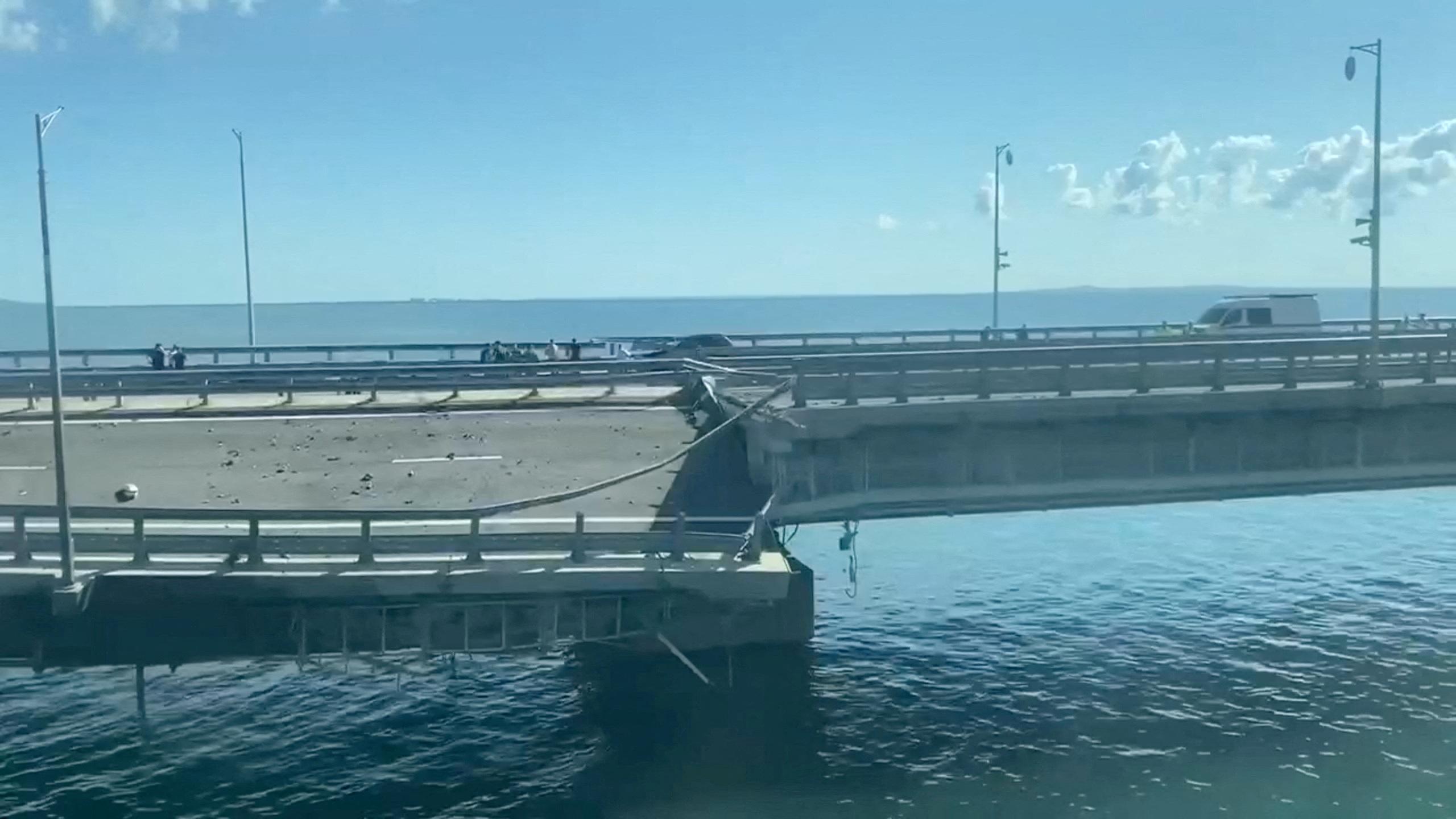 تضرر الجسر الذي يربط البر الرئيسي الروسي بشبه جزيرة القرم عبر مضيق كيرتش في أعقاب هجوم مزعوم عليه. صورة ثابتة من مقطع فيديو صدر في 17 يوليو/تموز 2023.