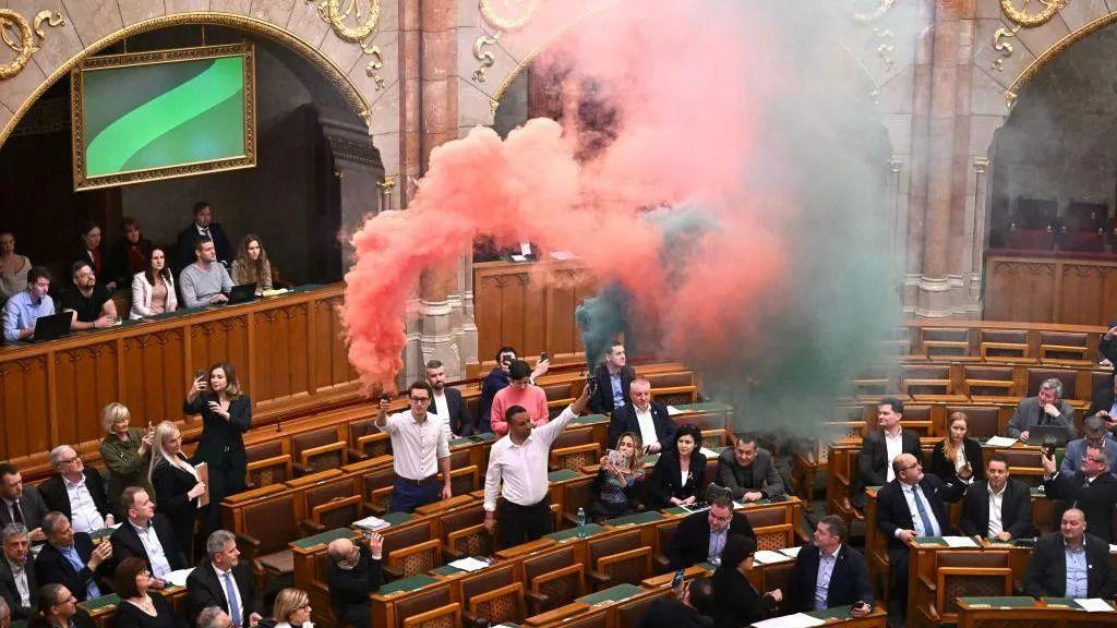 Opozicioni poslanici su zapalili baklje tokom glasanja