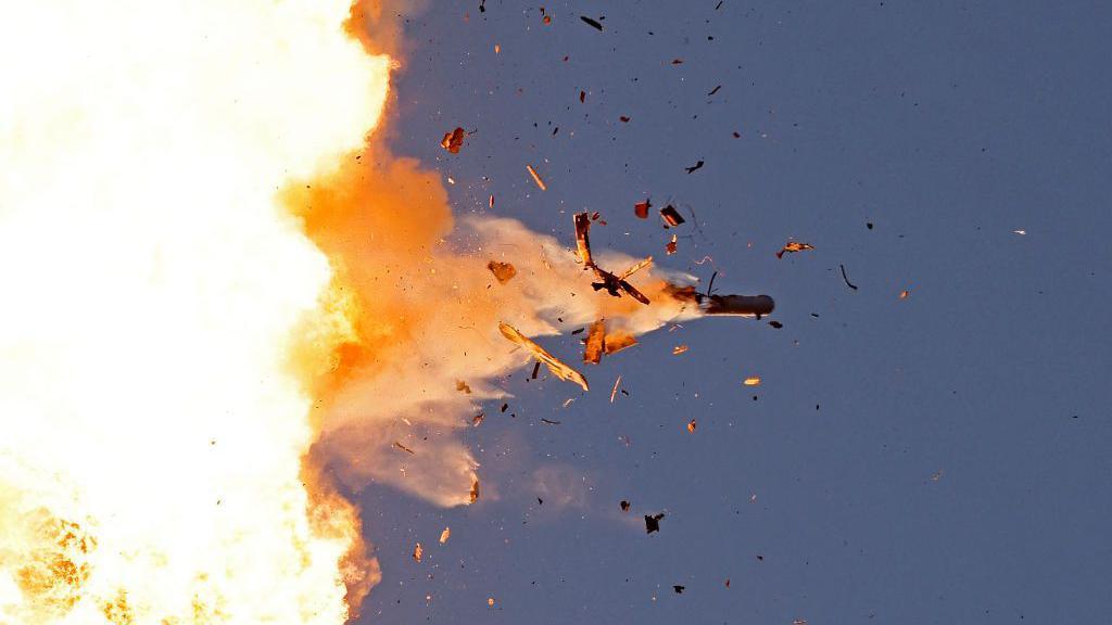 Un avión no tripulado de Hezbolá es interceptado por un avión de combate israelí.