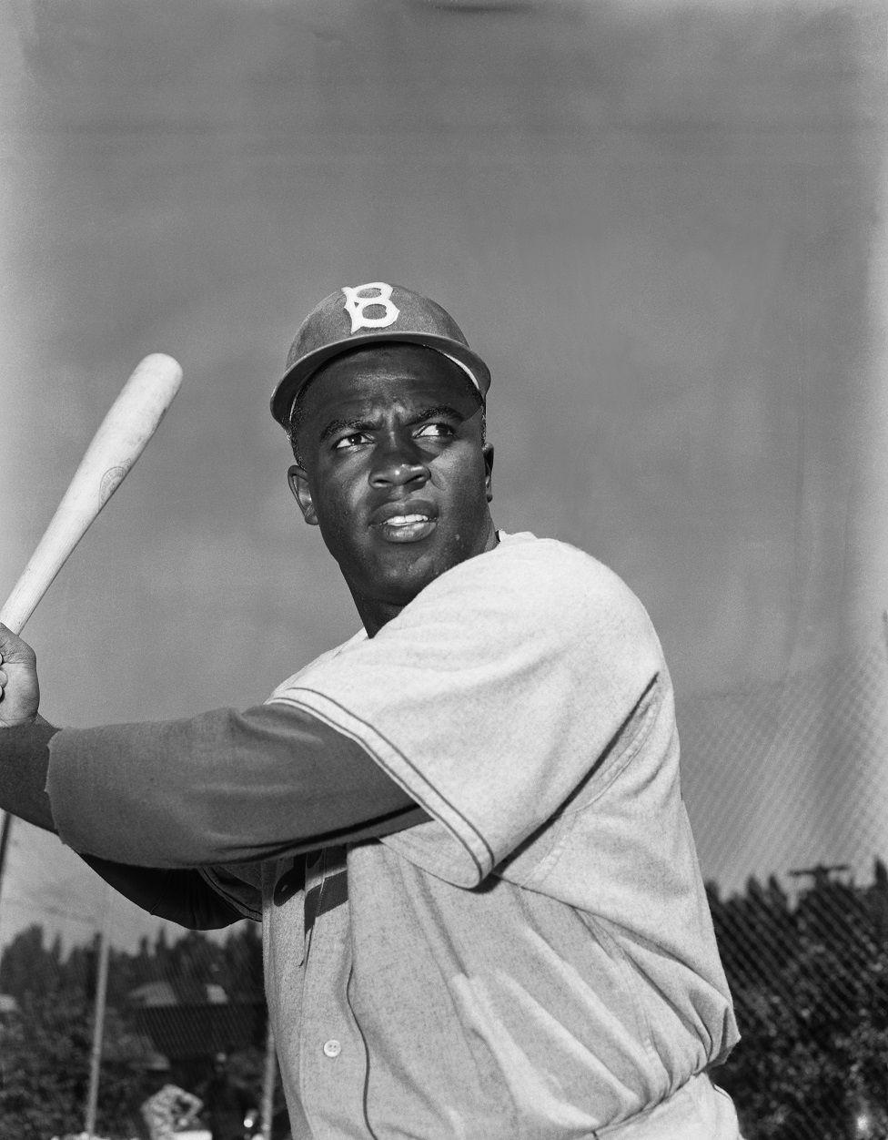 Jackie Robinson con un bate