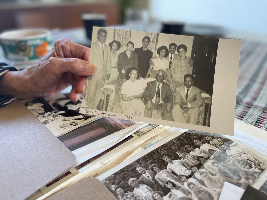 Amelia Singh Netervala muestra una foto de su archivo personal en su casa de Los Ángeles, Estados Unidos.