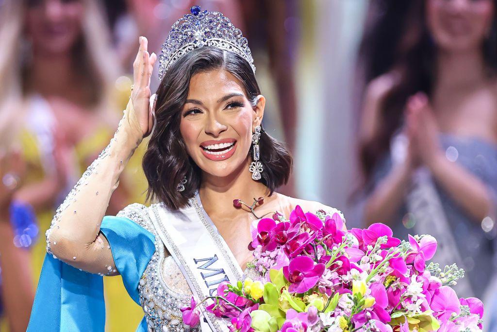 Sheynnis Palacios sorrindo ao receber coroa de Miss Universo 