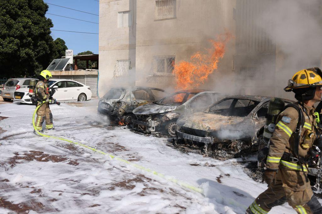 Vehículos quemados en Ascalón, en el sur de Israel. 