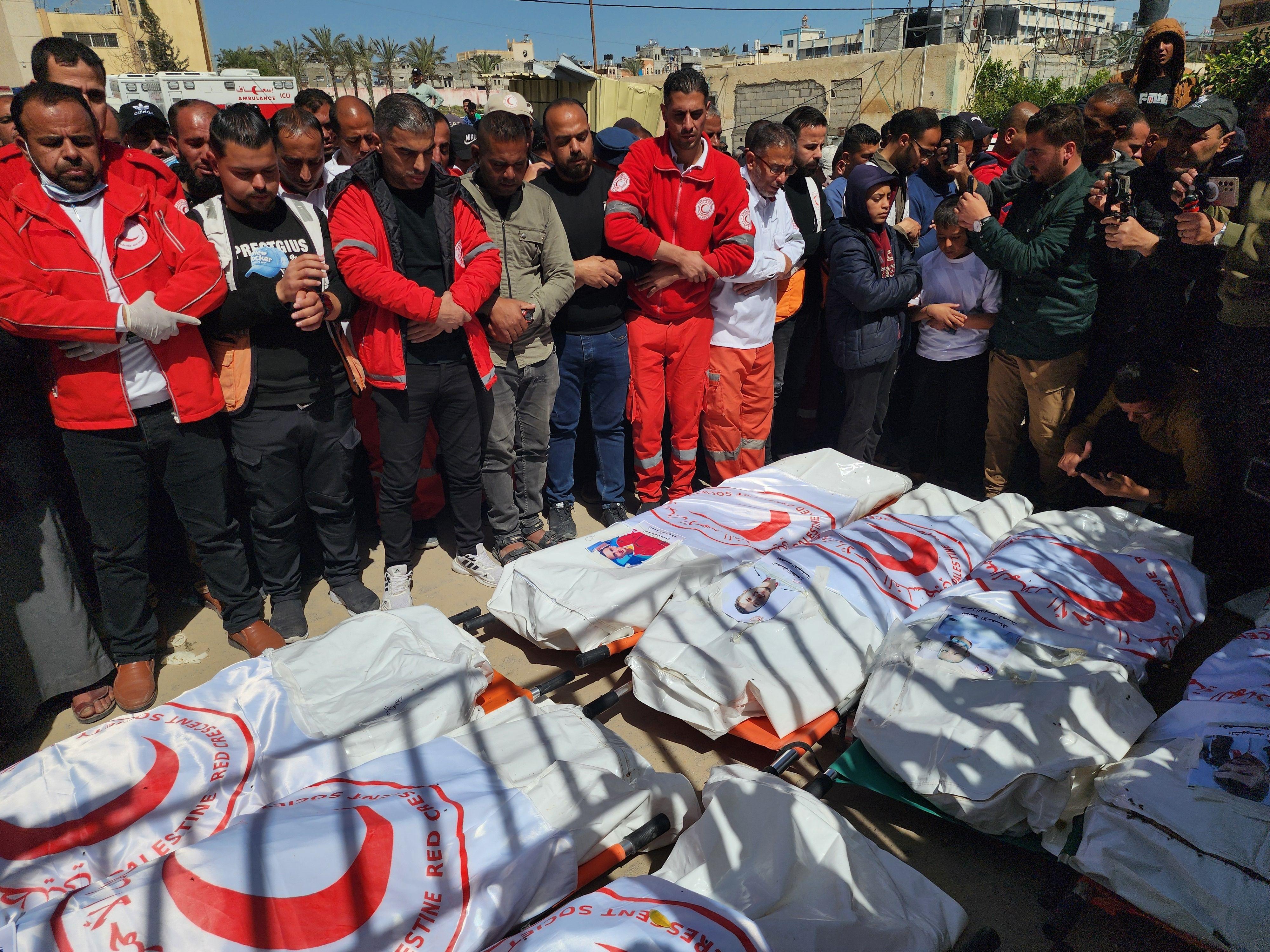 صلاة الجنازة عند مستشفى ناصر في خان يونس على مسعفين بعد إخراجهم من "مقبرة جماعية" في رفح حيث قُتلوا بنيران إسرائيلية، في 30 مارس/آذار 2025 