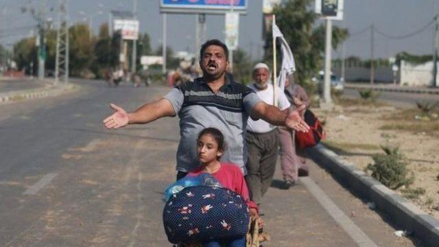 نازح من شمال غزة مع ابنته