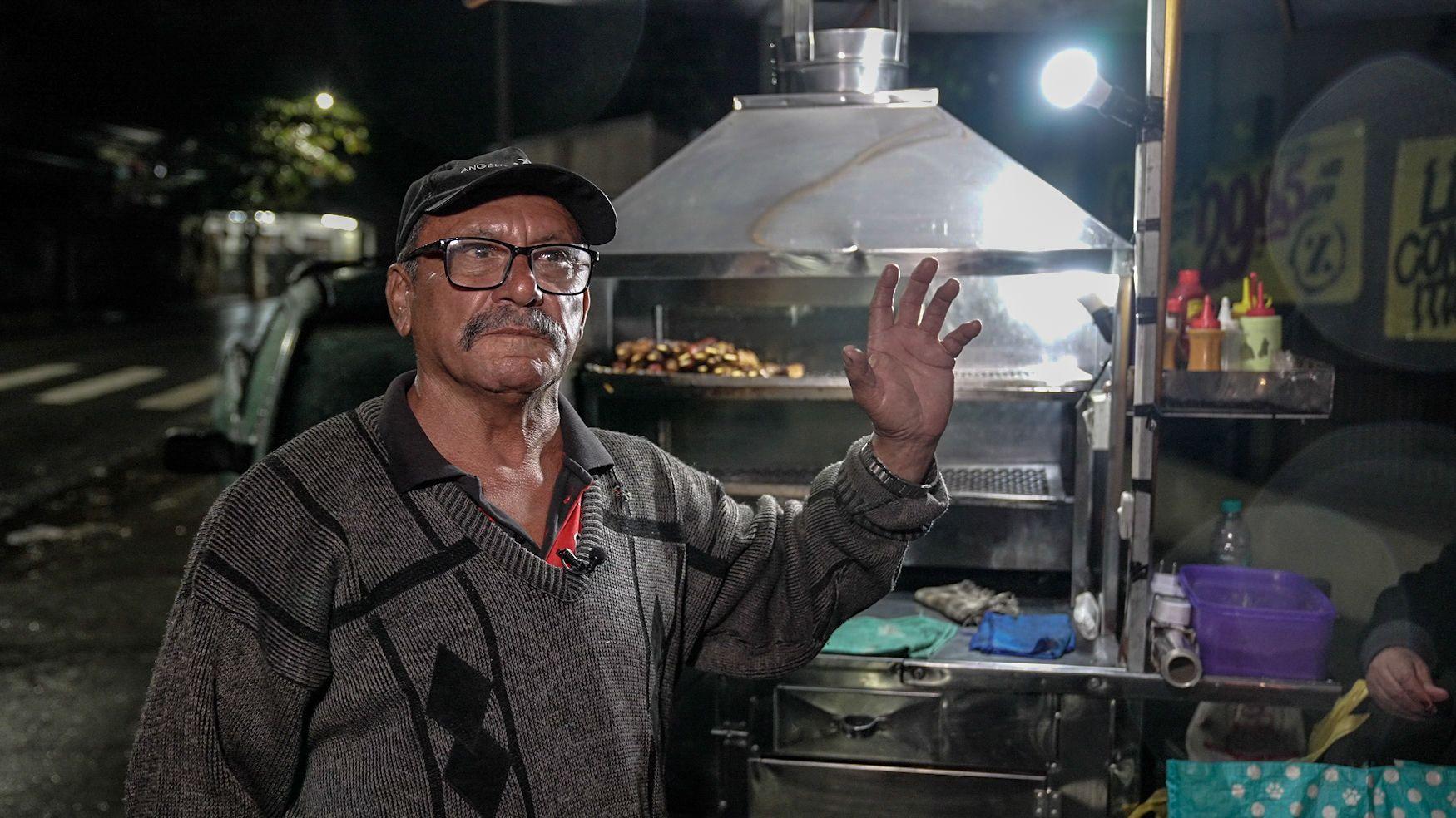 Edivaldo na frente de carrinho que usa para vender churrasco em Vinhedo