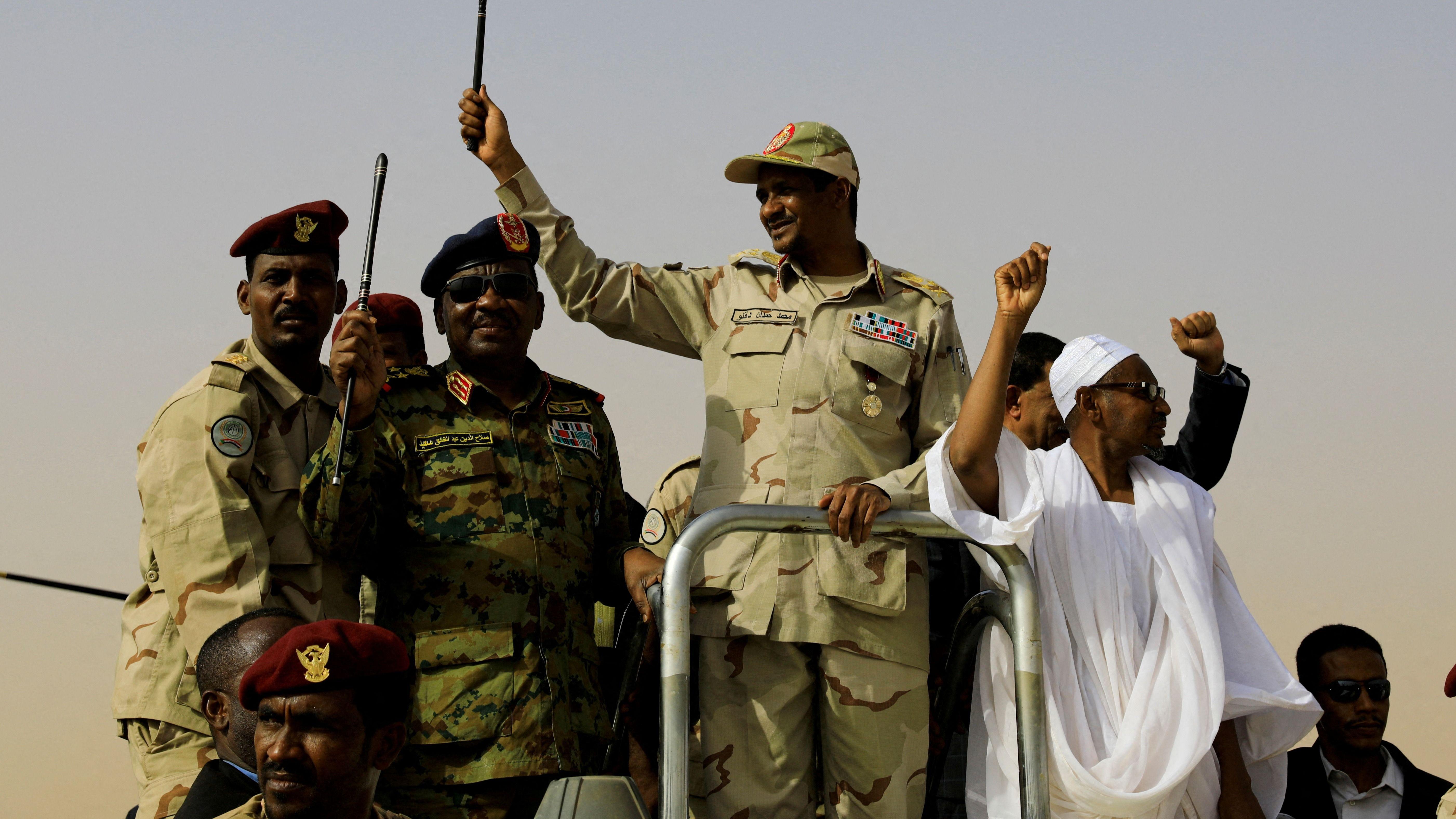 El teniente general Mohamed Hamdan Dagalo, comandante de las RSF saluda a un grupo de simpatizantes en la aldea de Aprag, Sudán