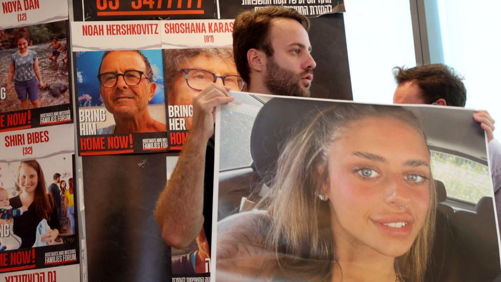 Retratos de secuestrados por Hamás