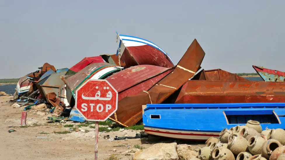 Barcos viejos apilados junto al puerto de Sfax.