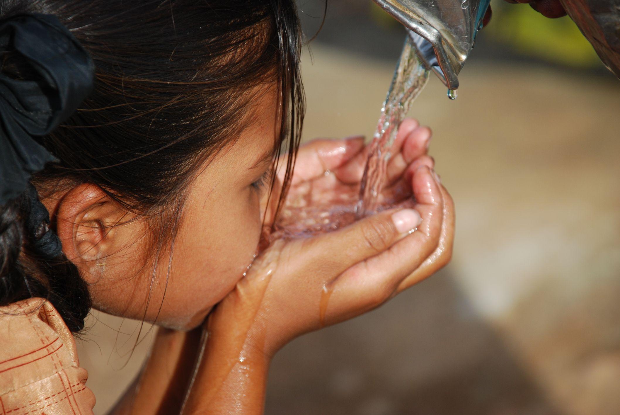 Niña tomando agua