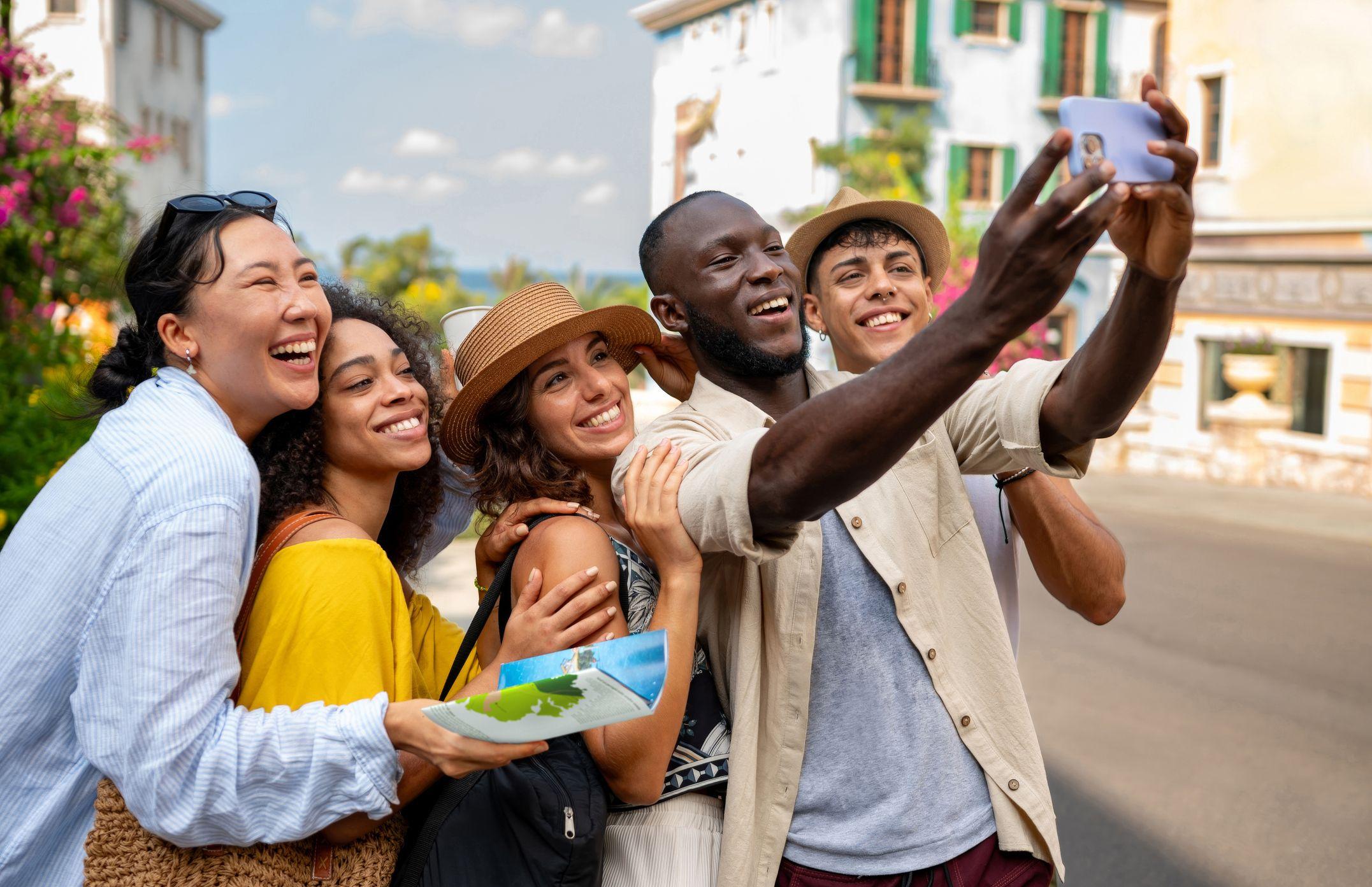 Grupo de jovens fazendo selfie