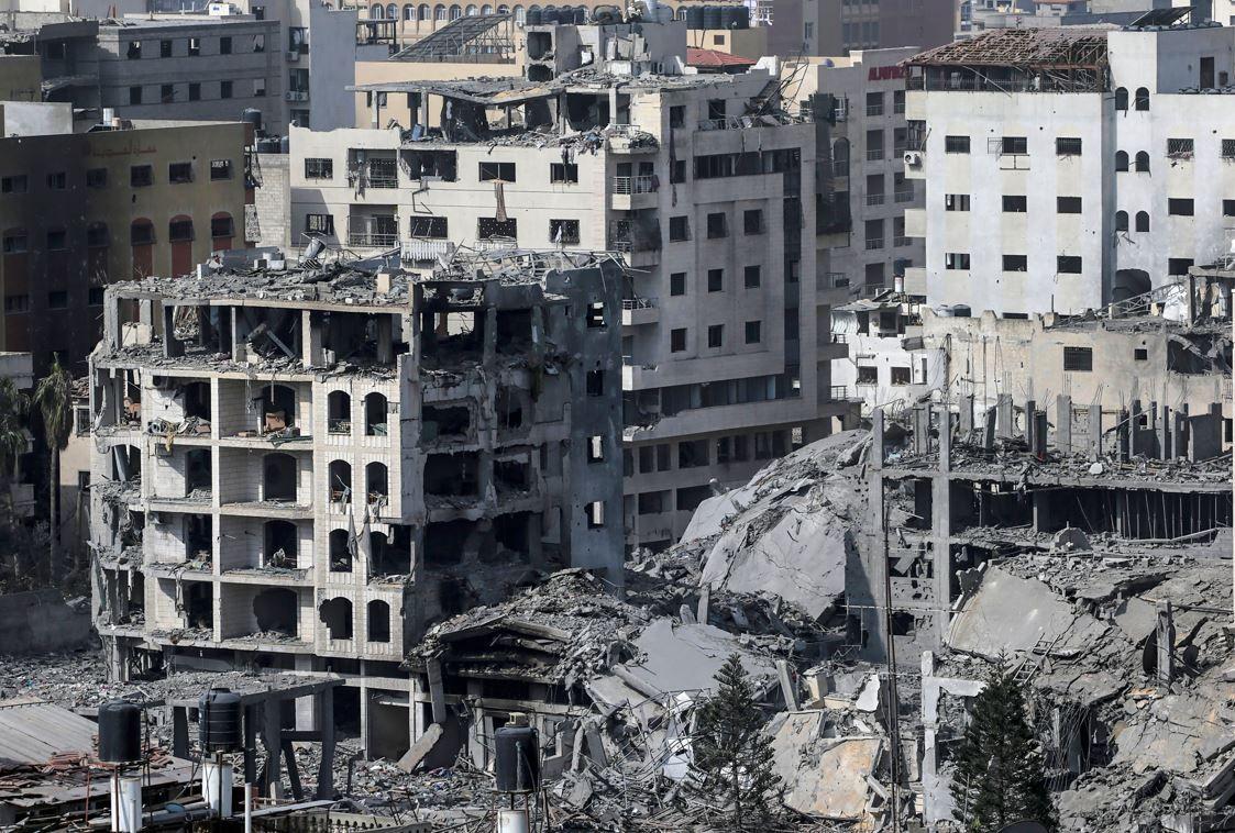 "بنيامين نتنياهو لن يعتذر" - الفاينانشال تايمز 3 مباني مدمرة في حي الرمال بعد الغارات الجوية الإسرائيلية على مدينة غزة