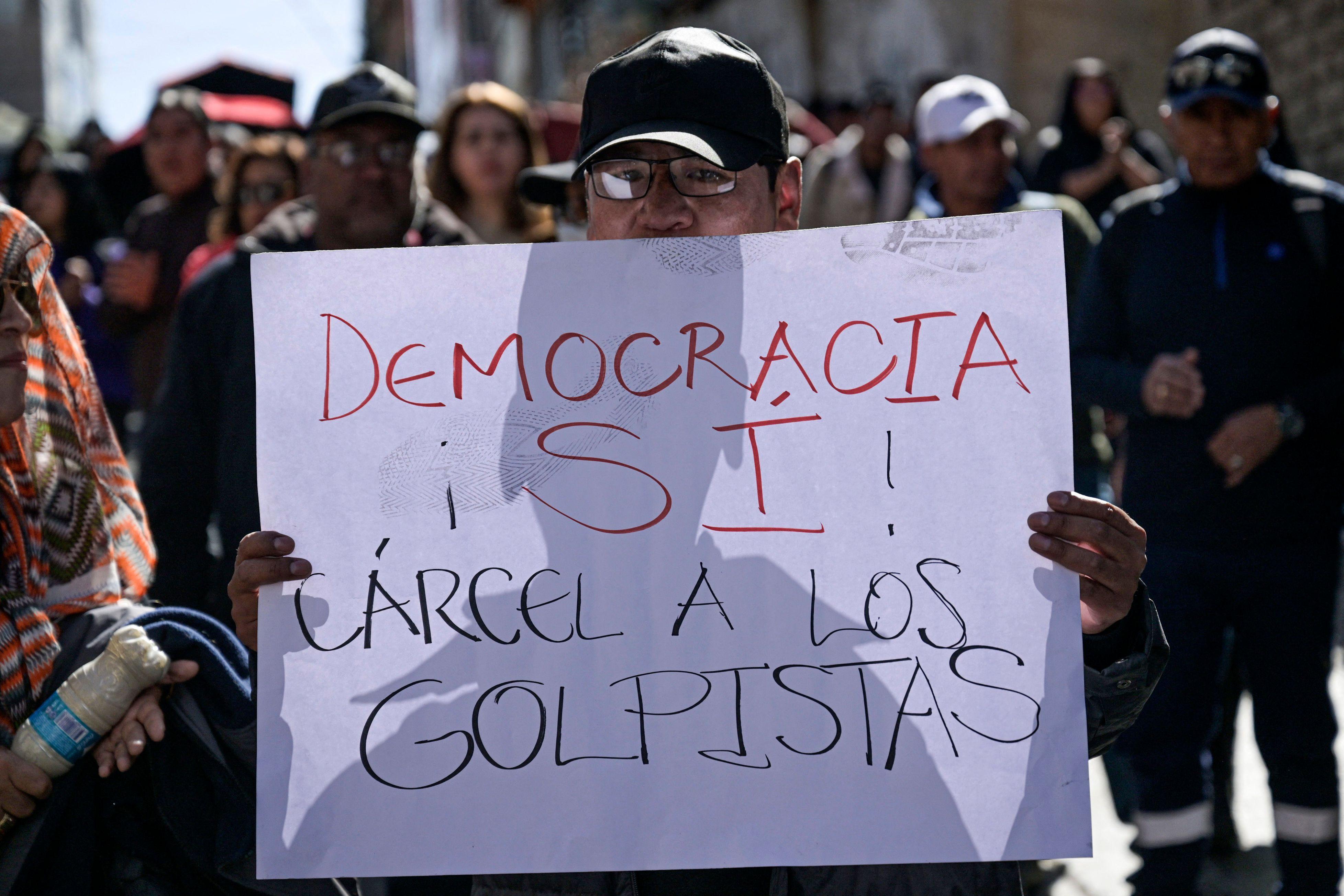 Bolivianos expresan apoyo a la democracia después que su presidente Arce denunciara un intento de golpe de Estado.