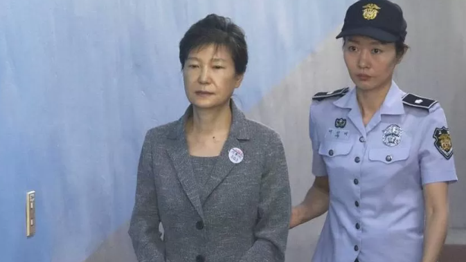 Park Geun-hye ao lado de guarda