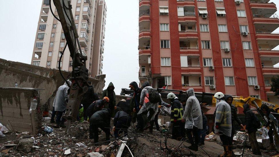 Equipes de resgate trabalham no local de um prédio desabado em Adana, Turquia (6 de fevereiro de 2023)