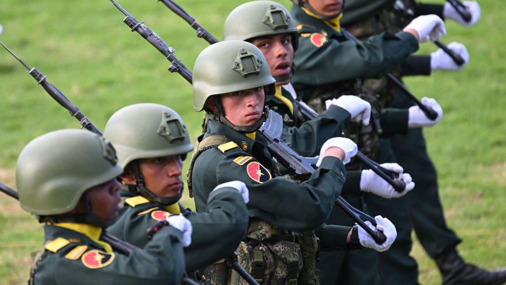 Soldados colombianos durante un desfile militar. 